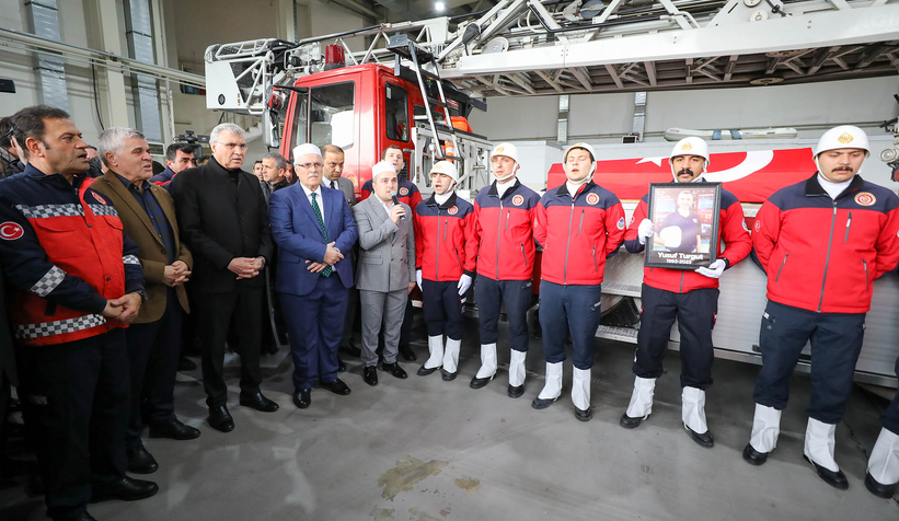 Yangına müdahalede hayatını kaybeden genç itfaiyeciye acı veda