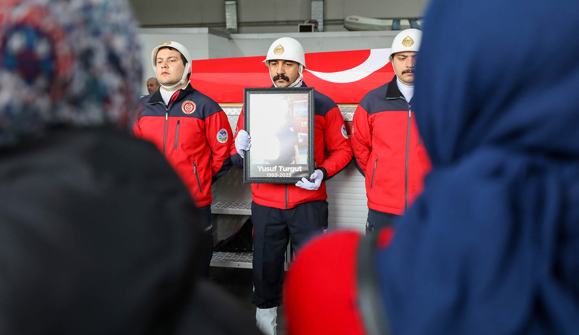 Yangına müdahalede hayatını kaybeden genç itfaiyeciye acı veda