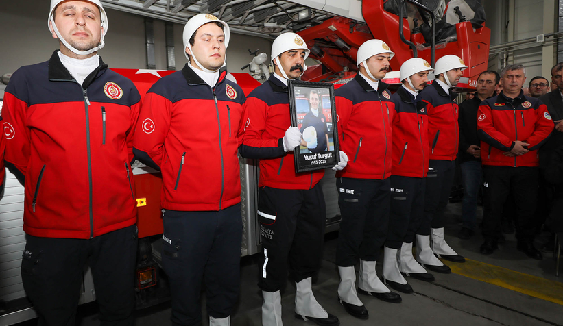 Yangına müdahalede hayatını kaybeden genç itfaiyeciye acı veda