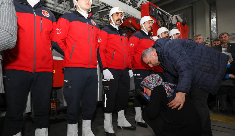 Yangına müdahalede hayatını kaybeden genç itfaiyeciye acı veda