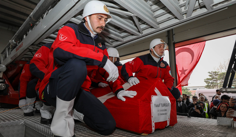 Yangına müdahalede hayatını kaybeden genç itfaiyeciye acı veda