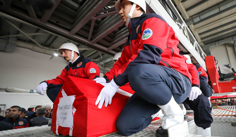 Yangına müdahalede hayatını kaybeden genç itfaiyeciye acı veda