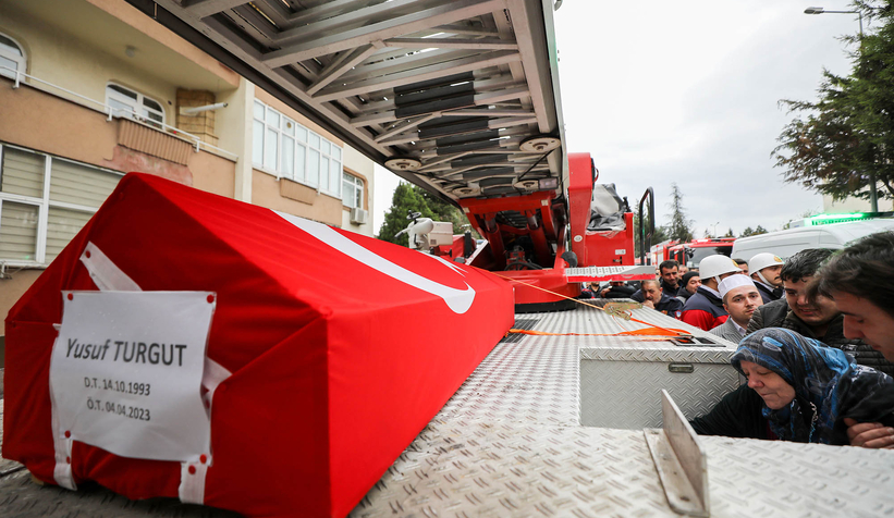 Yangına müdahalede hayatını kaybeden genç itfaiyeciye acı veda