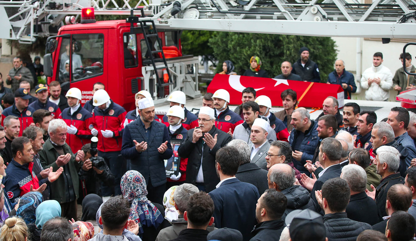 Yangına müdahalede hayatını kaybeden genç itfaiyeciye acı veda