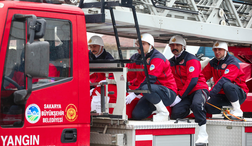 Yangına müdahalede hayatını kaybeden genç itfaiyeciye acı veda