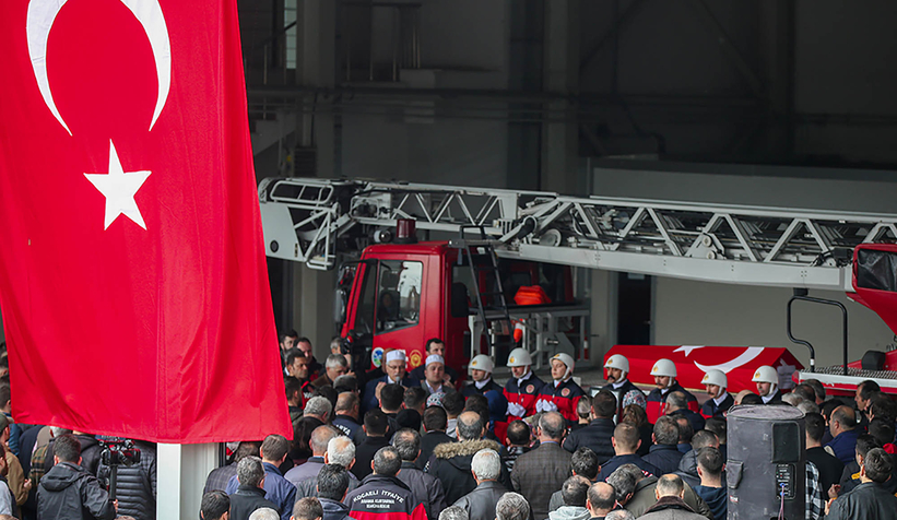 Yangına müdahalede hayatını kaybeden genç itfaiyeciye acı veda