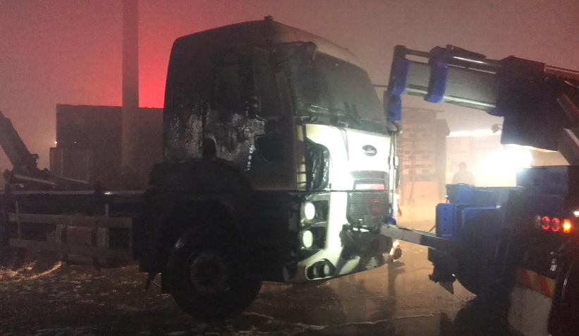 Yangında 3 kamyon ve 1 iş makinesi de yandı