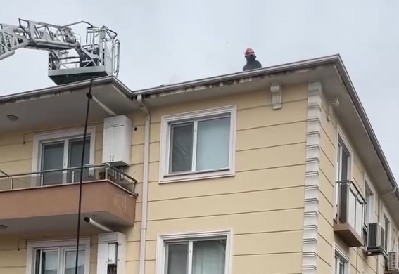 yanginda-yanan-catiya-dusen-itfaiyeci-olduqxu3wnl6k3