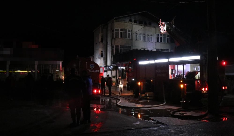 Yangını bıraktı gazetecilerin peşine düştü
