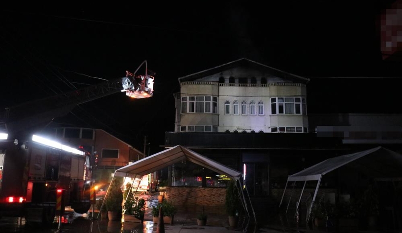 Yangını bıraktı gazetecilerin peşine düştü