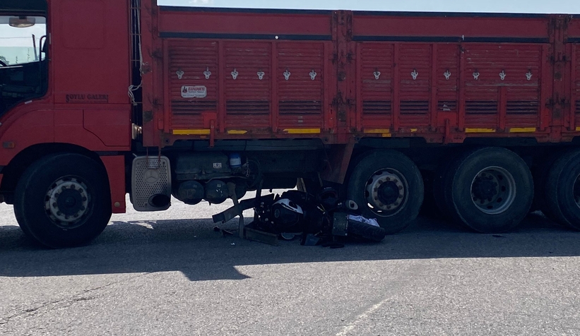 Yasak yerde U dönüşü yapan kamyonun altına girdi