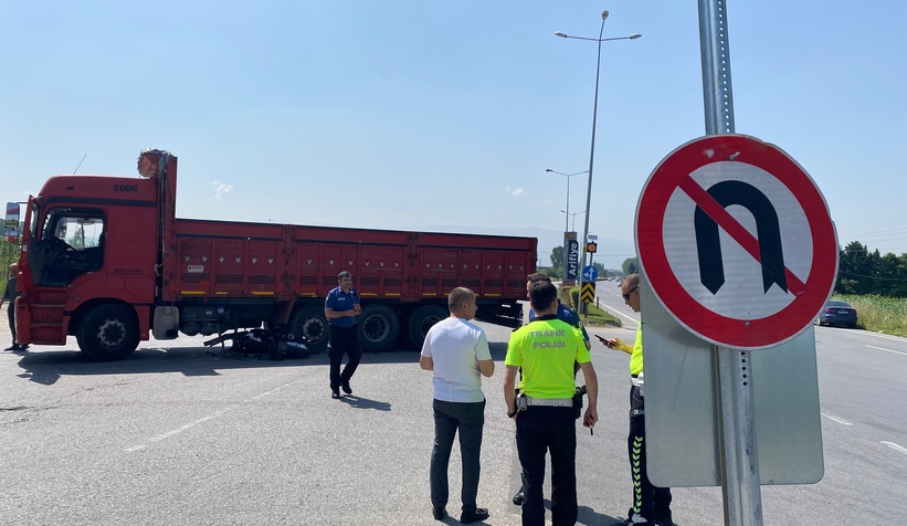 Yasak yerde U dönüşü yapan kamyonun altına girdi