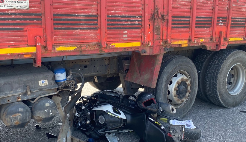 Yasak yerde U dönüşü yapan kamyonun altına girdi