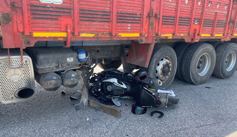 Yasak yerde U dönüşü yapan kamyonun altına girdi