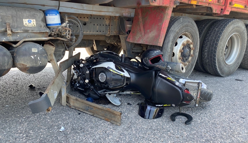 Yasak yerde U dönüşü yapan kamyonun altına girdi