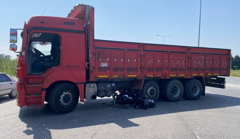 Yasak yerde U dönüşü yapan kamyonun altına girdi