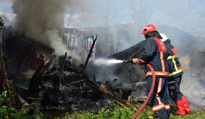 Yaşlı adam evsiz kaldı