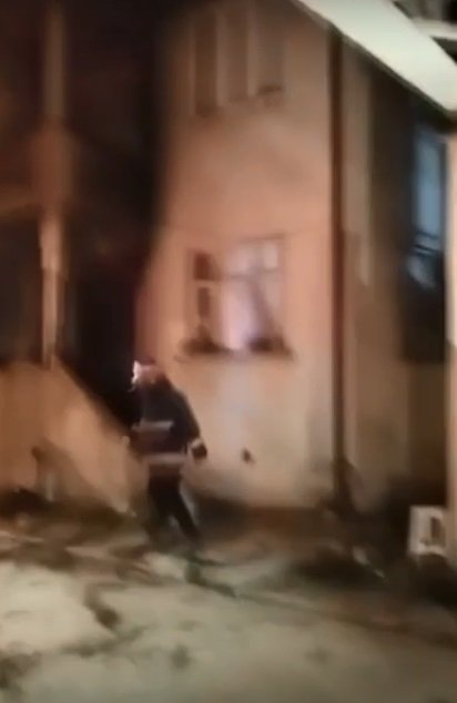 Yaşlı kadını mahalleli kurtardı