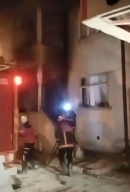 Yaşlı kadını mahalleli kurtardı