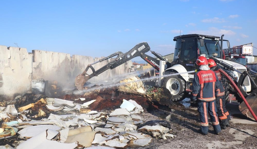 Yatak süngeri üreten tesiste korkutan yangın