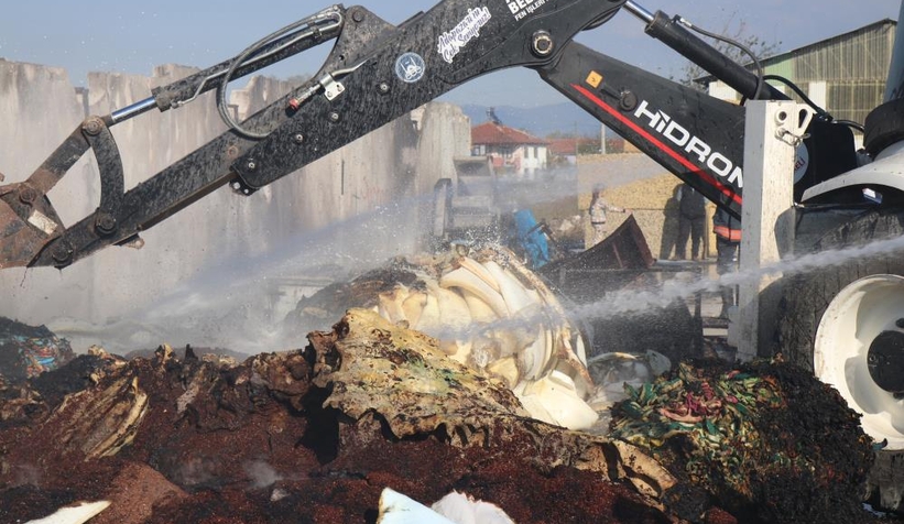 Yatak süngeri üreten tesiste korkutan yangın