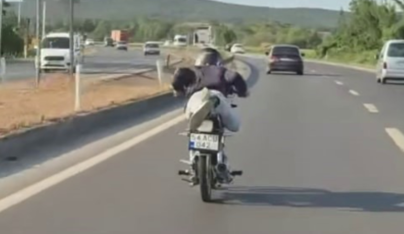 Yatarak motosiklet kullandı