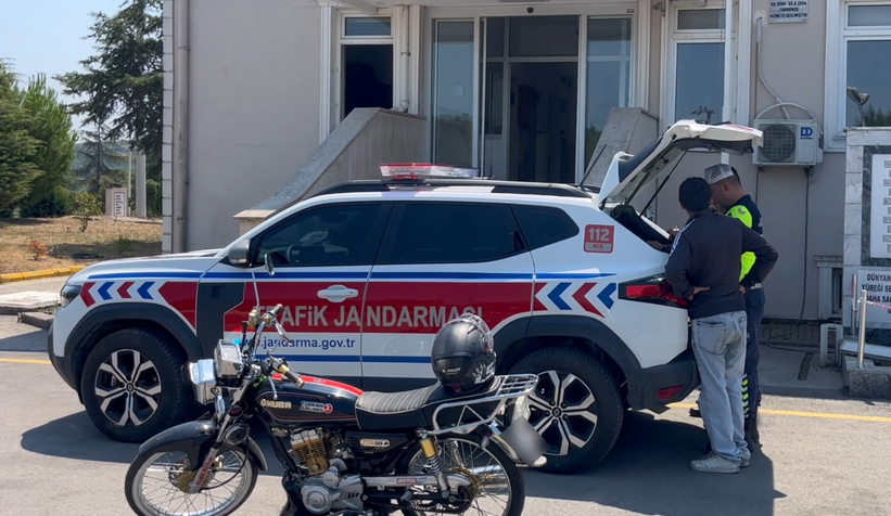 Yatarak motosiklet kullanıyordu; Jandarma gereğini yaptı