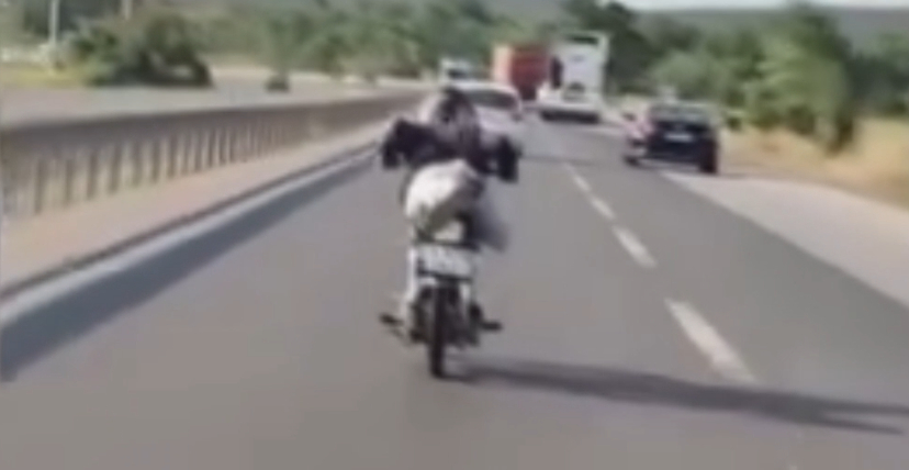 Yatarak motosiklet kullanıyordu; Jandarma gereğini yaptı