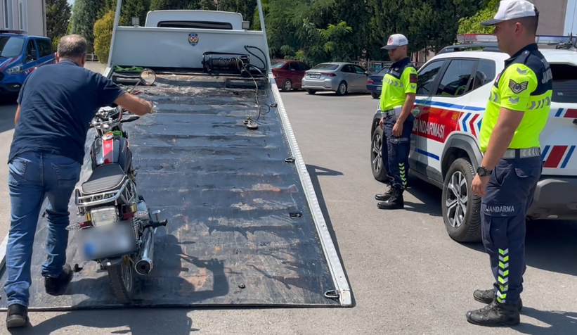Yatarak motosiklet kullanıyordu; Jandarma gereğini yaptı