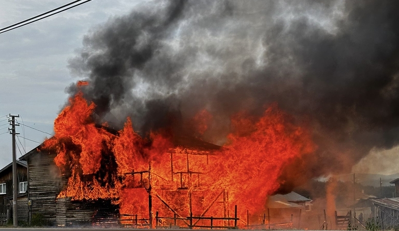 Yayla evi alev alev yandı