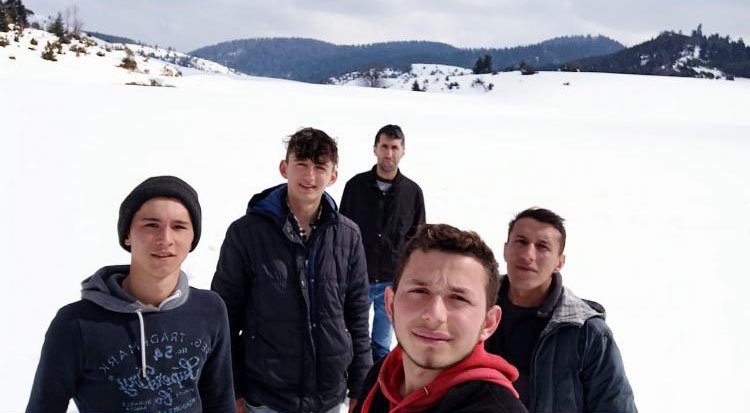 Yaylada donan gölün üzerinde yürüdüler