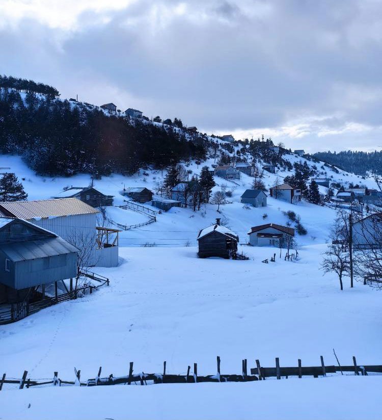 Yaylada donan gölün üzerinde yürüdüler