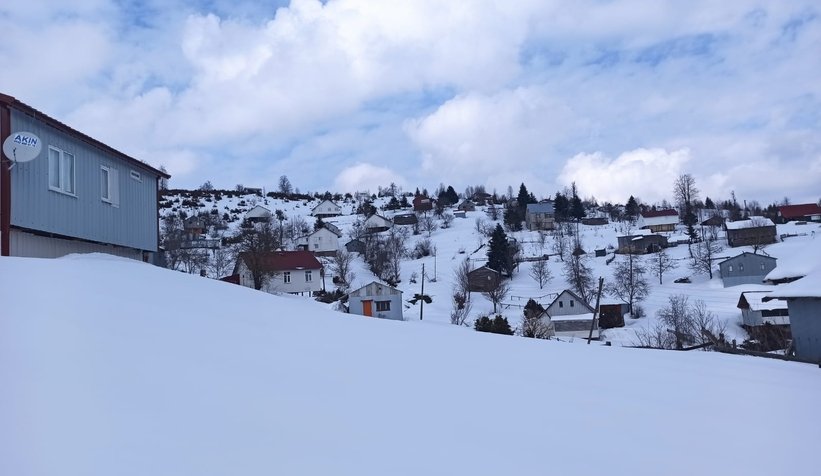 Yaylada donan gölün üzerinde yürüdüler