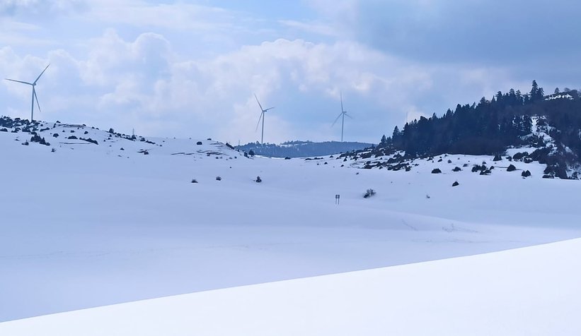 Yaylada donan gölün üzerinde yürüdüler