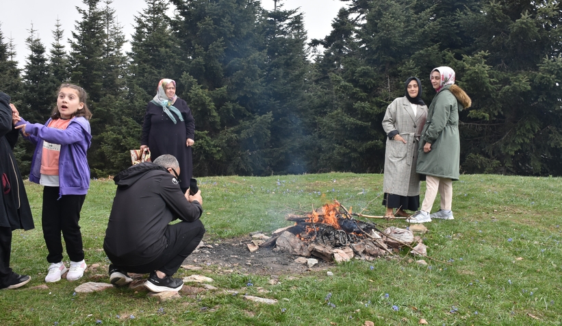 yaylada-mangal-yapip-eglendilerdlvzv2juyw