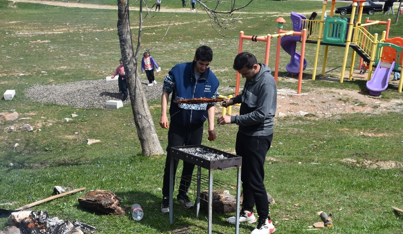 yaylada-mangal-yapip-eglendilerdlvzv2juyw