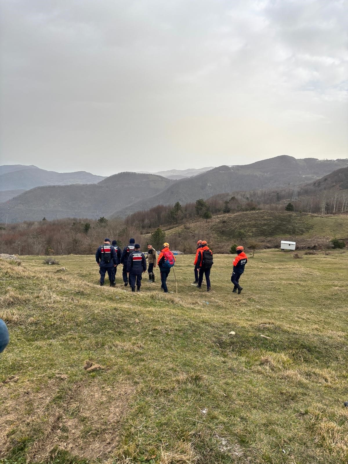 Yayladan dönmeyen yaşlı adamı bulmak için iz köpekleri ve dron devrede