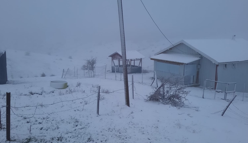 Yaylalar kar yağışı ile beyaza büründü