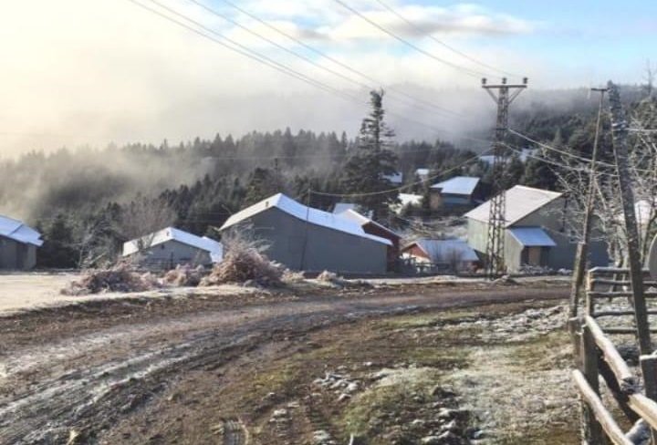 Yaylalara kar yağdı