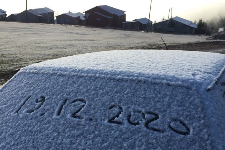 Yaylalara kar yağdı