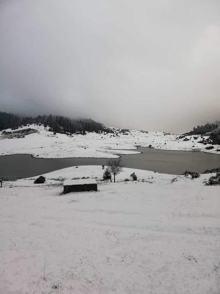 Yaylalara mevsimin ilk karı yağdı