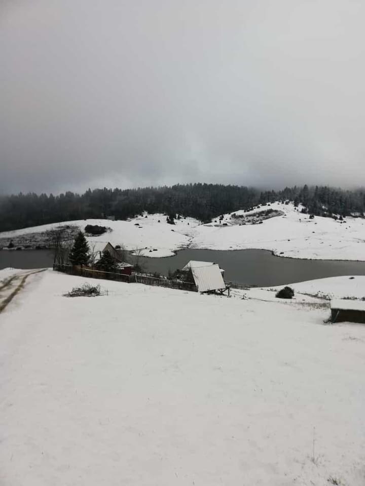 Yaylalara mevsimin ilk karı yağdı