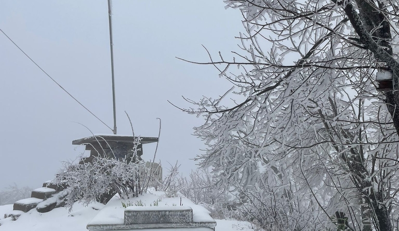 Yaylalara mevsimin ilk karı yağdı
