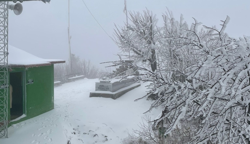 Yaylalara mevsimin ilk karı yağdı