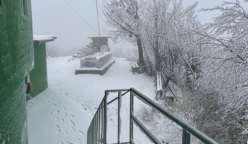 Yaylalara mevsimin ilk karı yağdı