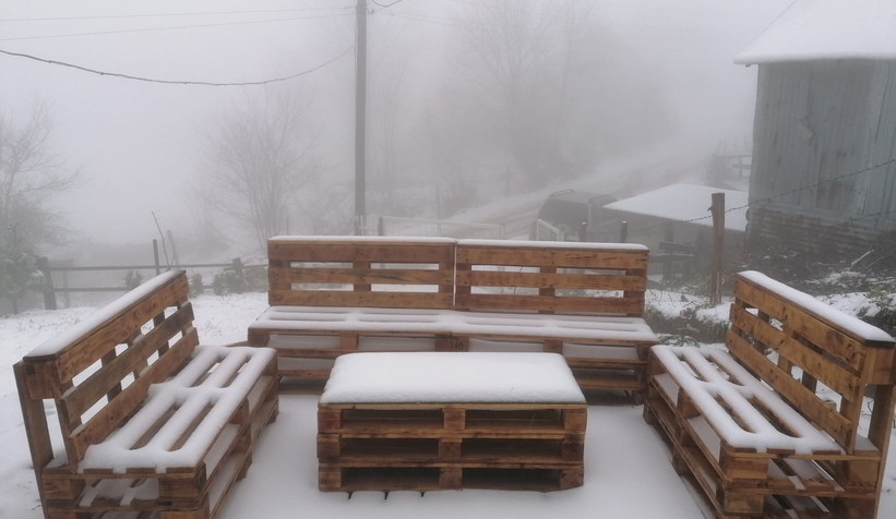 Yaylalara mevsimin ilk karı yağdı