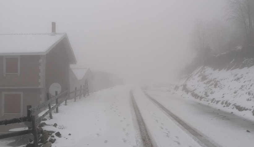 Yaylalara mevsimin ilk karı yağdı