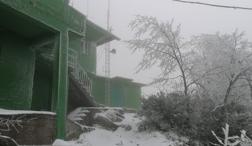 Yaylalara mevsimin ilk karı yağdı