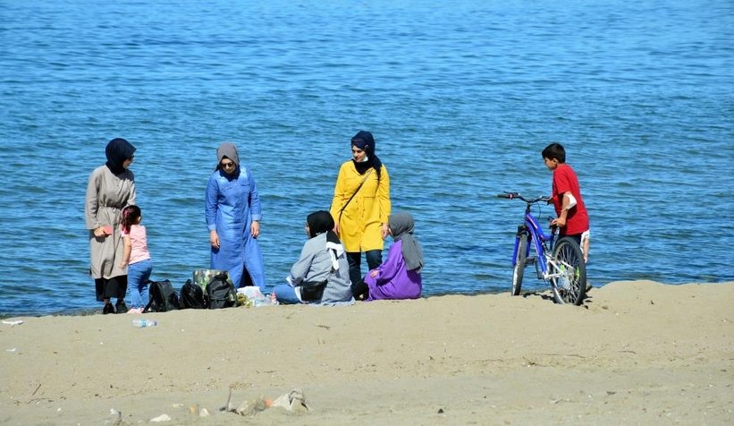 Yaz sezonu açıldı; Sahile akın ettiler
