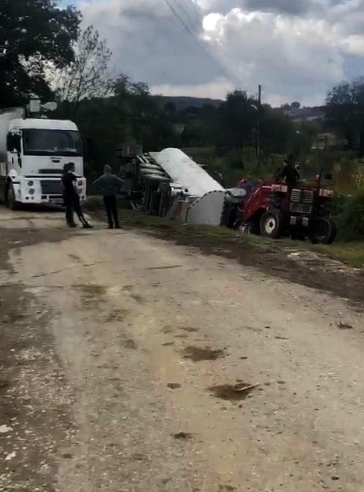 Yem yüklü kamyon devrildi